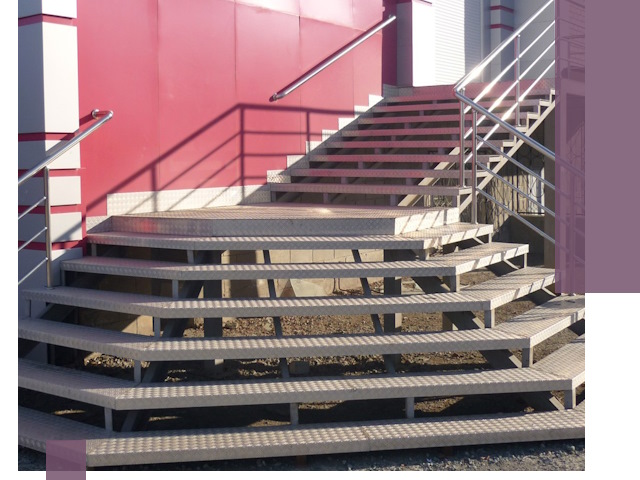 Лестницы для магазина в Сургуте — изготовление и монтаж