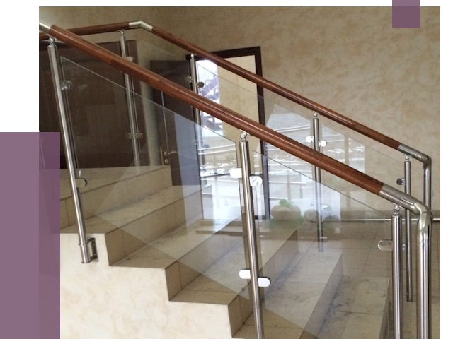 Комбинированные перила из металла и дерева в Сургуте