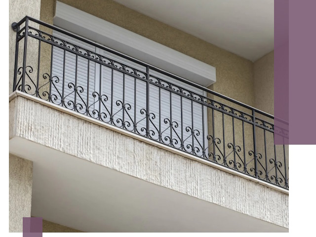 Балконные ограждения из металла и стекла в Сургуте для домов