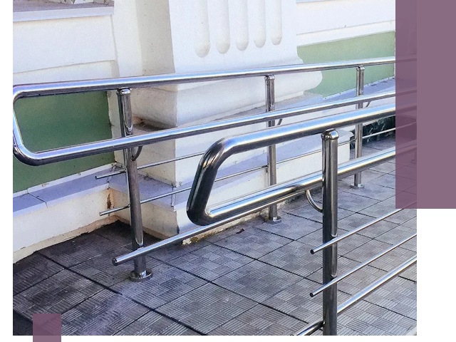 Ограждения пандусов из металла и нержавейки в Сургуте